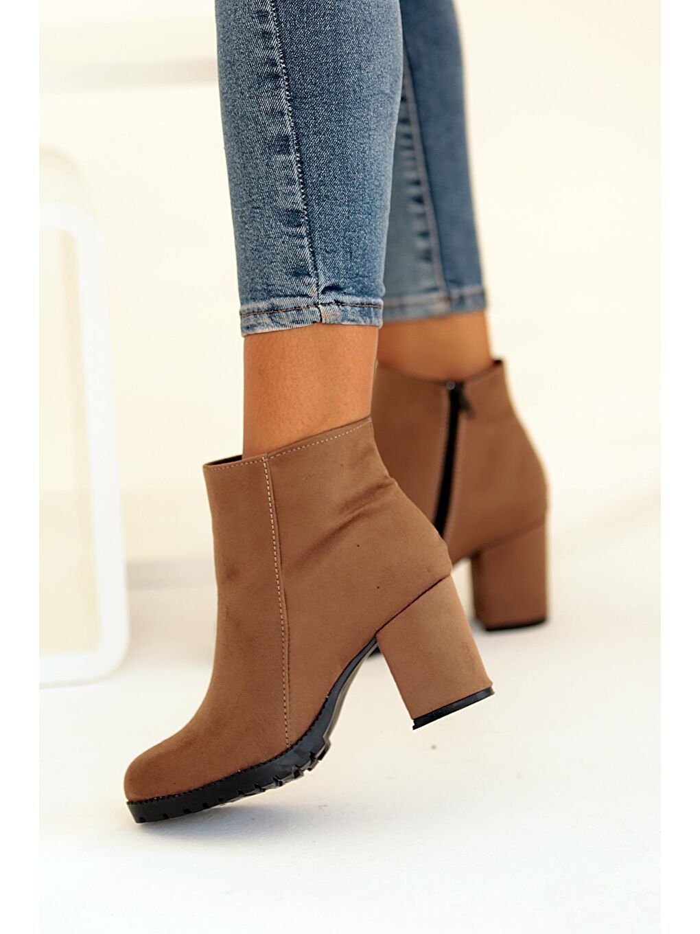 Bej Fermuarlı Kalın Topuklu Rahat Taban Kadın Bot 025-5005-22Süet