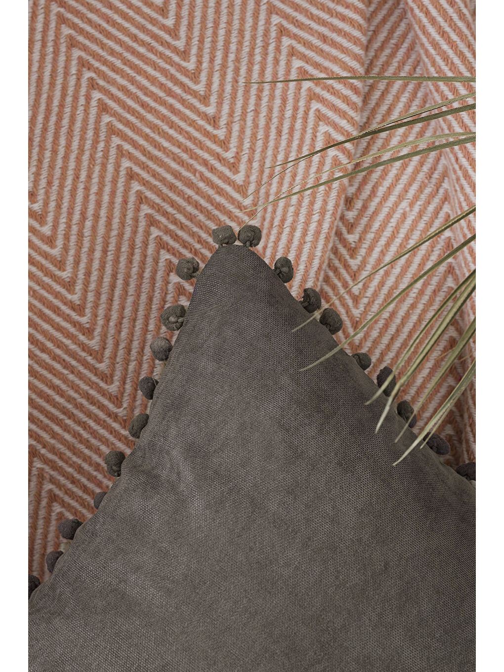 Renk Ve Ölçü Seçenekli Gri Ponponlu Kırlent Kılıfı Dekoratif Düz Sade Punch Panoroma-1