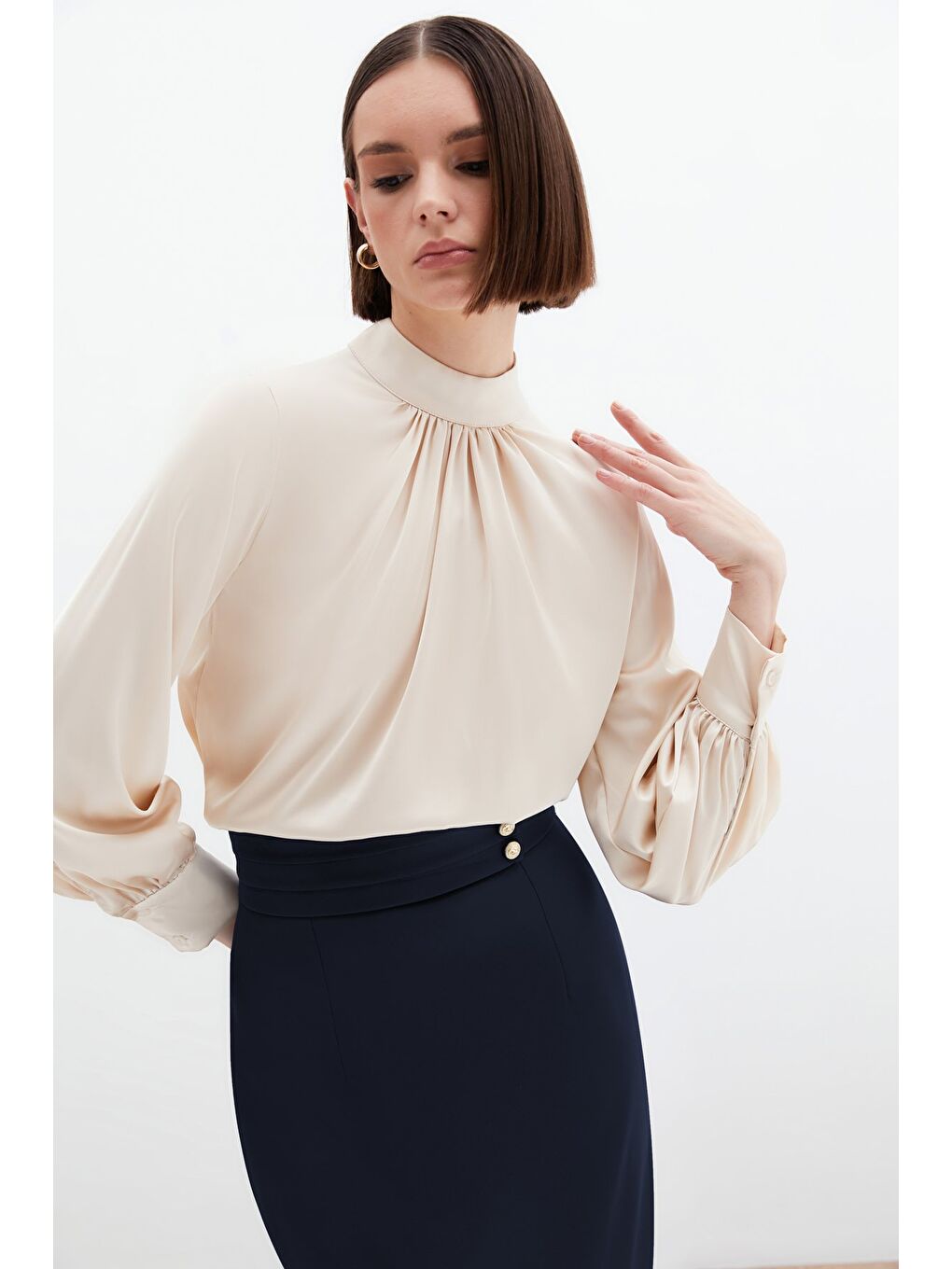 Yaka Detaylı Saten Bluz - Bej-1