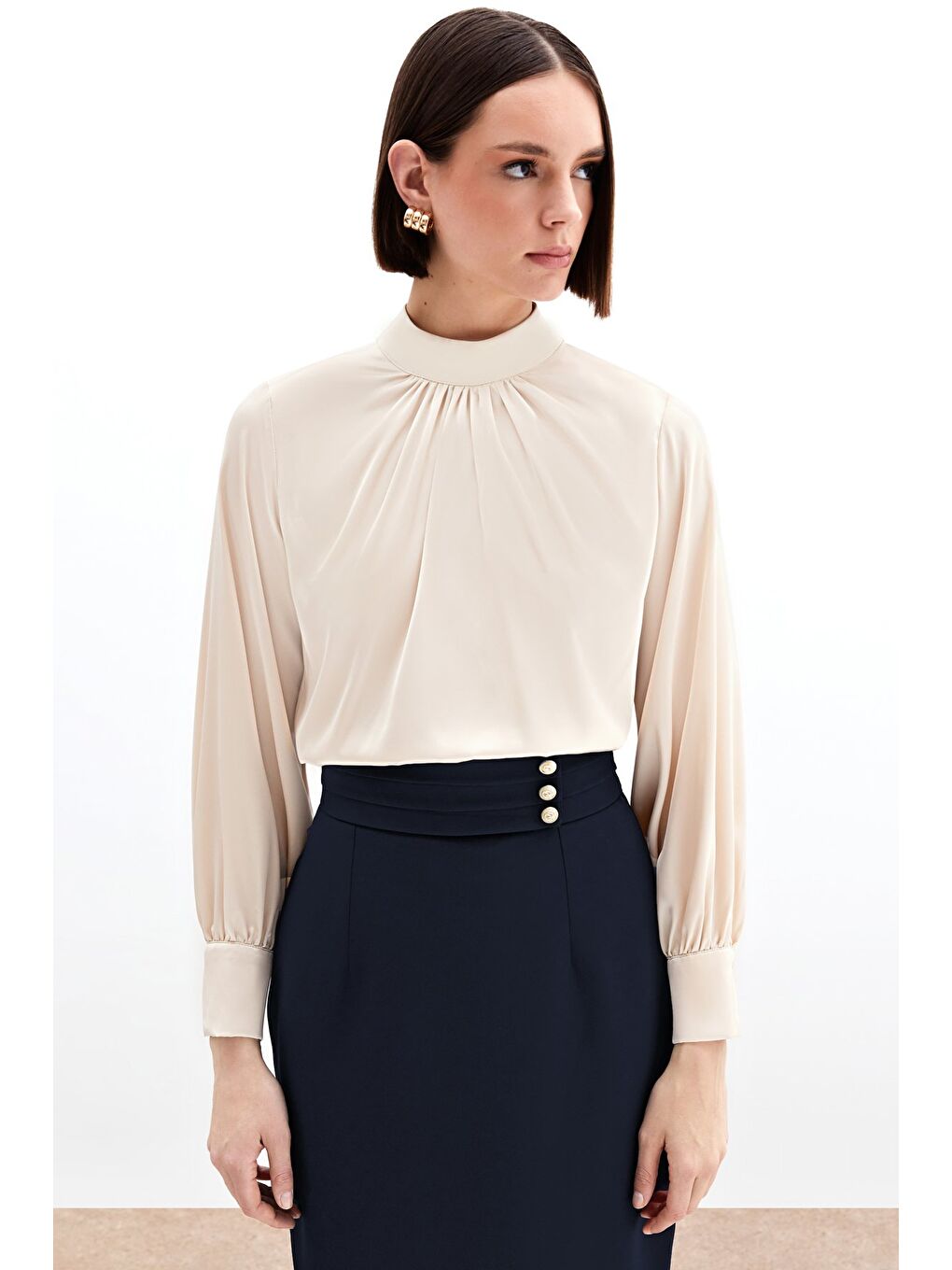 Yaka Detaylı Saten Bluz - Bej-2