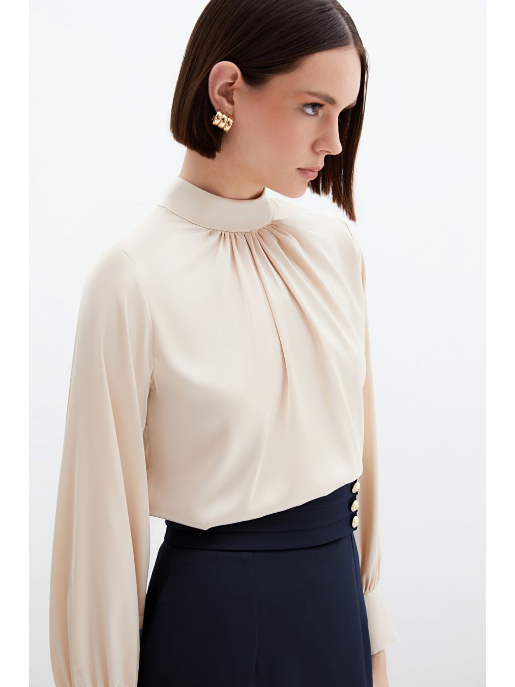 Yaka Detaylı Saten Bluz - Bej-3
