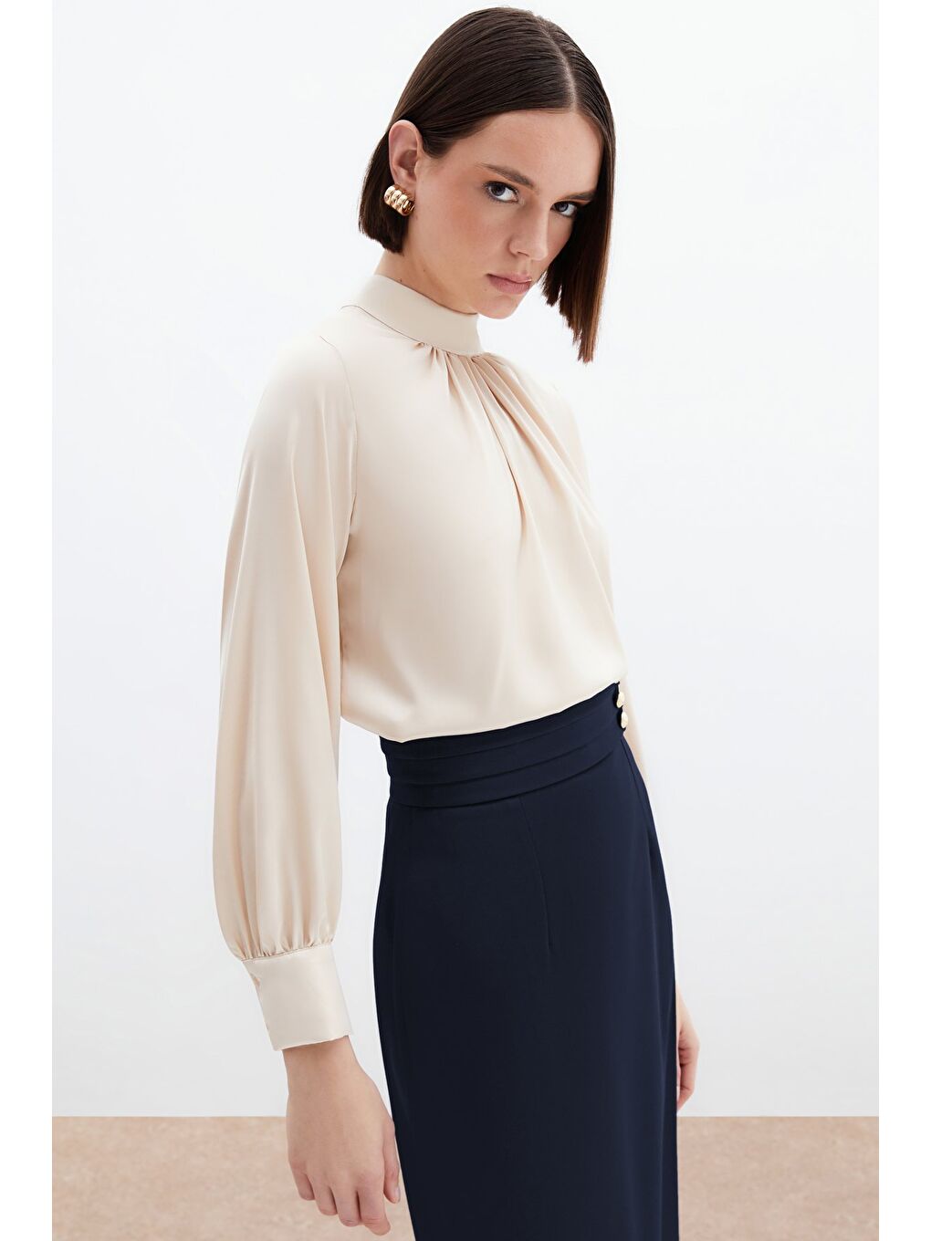 Yaka Detaylı Saten Bluz - Bej-4