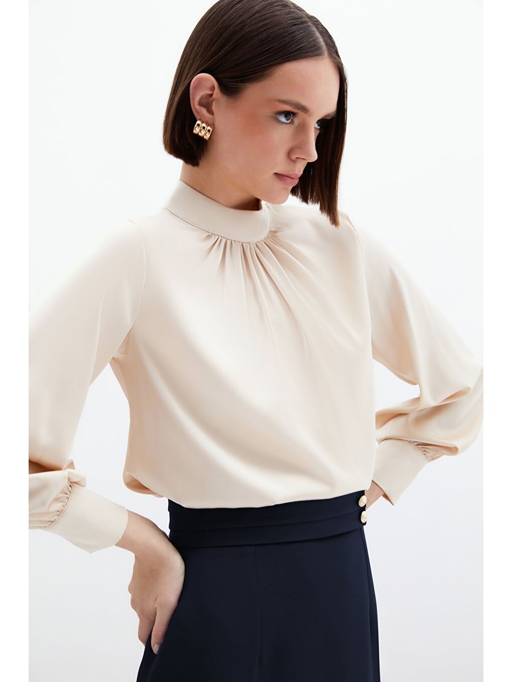 Yaka Detaylı Saten Bluz - Bej-5