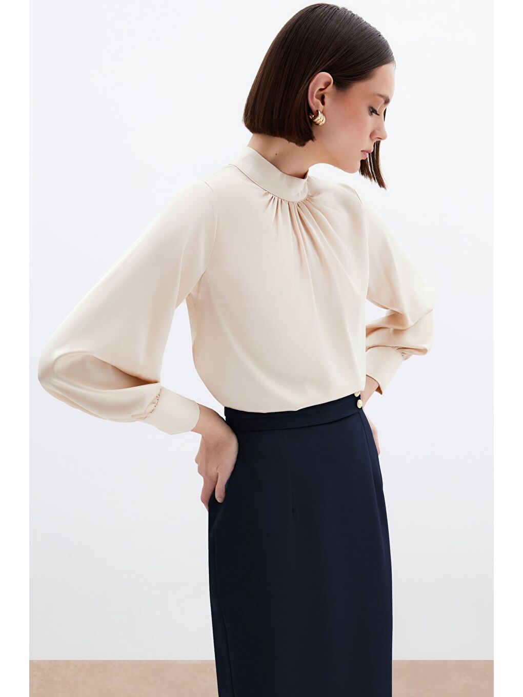 Yaka Detaylı Saten Bluz - Bej-6