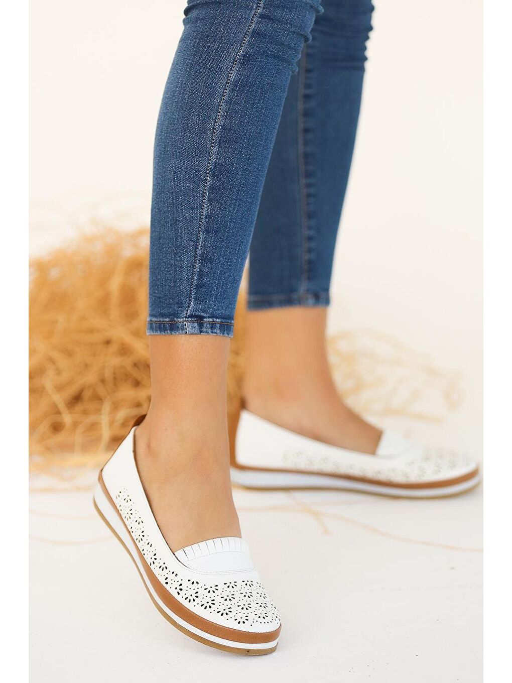 Beyaz Anatomik Taban Lazer Kesim İç Astarı Deri Kadın Ayakkabı 43-1830-22