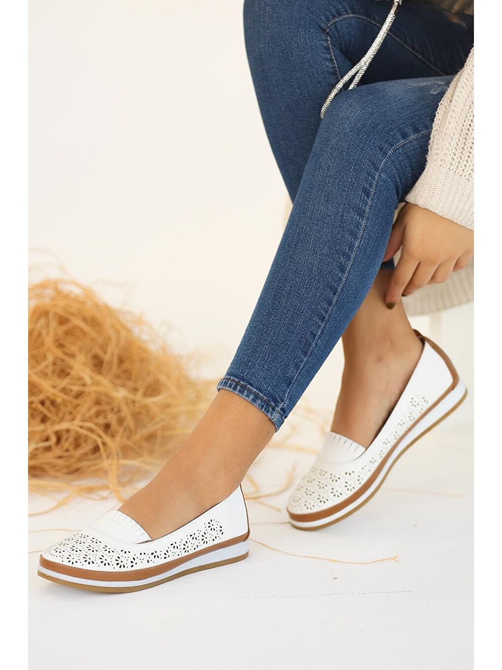 Beyaz Anatomik Taban Lazer Kesim İç Astarı Deri Kadın Ayakkabı 43-1830-22-1