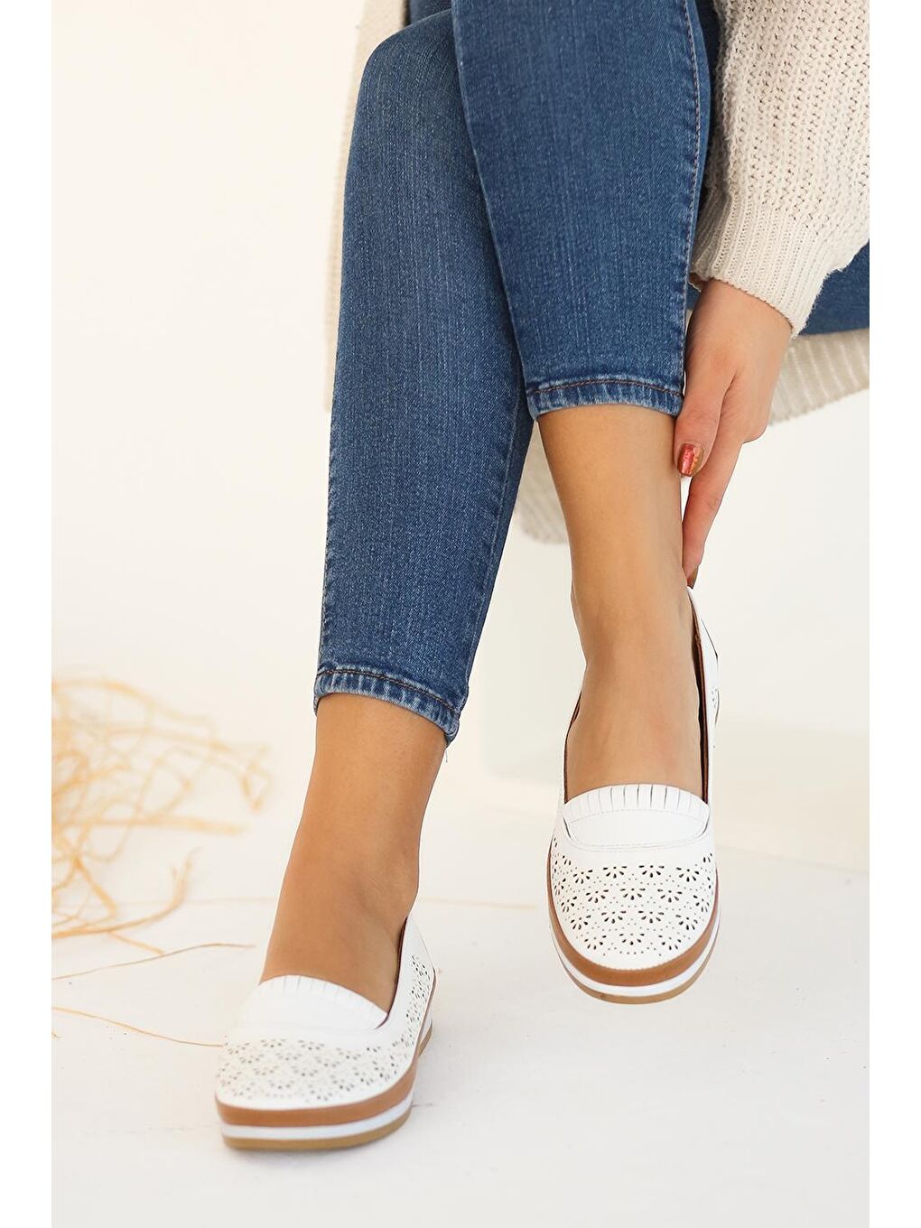 Beyaz Anatomik Taban Lazer Kesim İç Astarı Deri Kadın Ayakkabı 43-1830-22-2