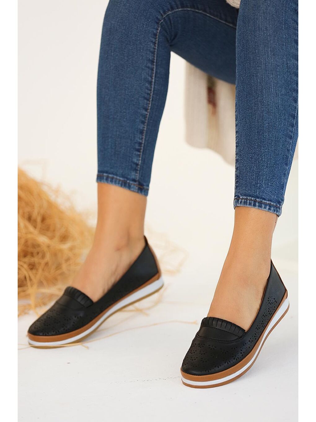 Siyah Anatomik Taban Lazer Kesim İç Astarı Deri Kadın Ayakkabı 43-1830-22-1