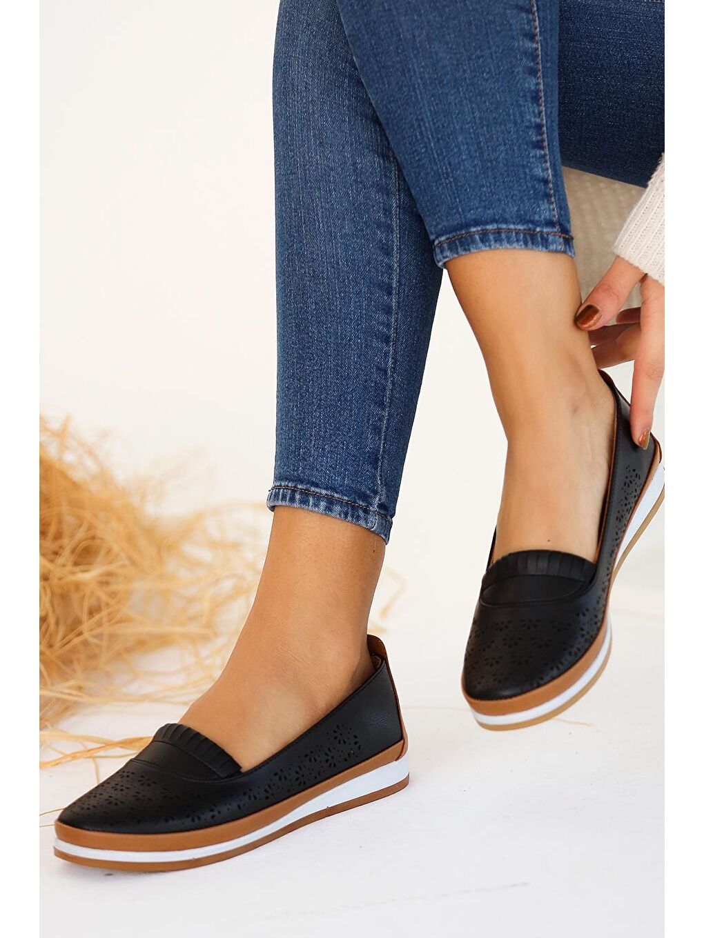 Siyah Anatomik Taban Lazer Kesim İç Astarı Deri Kadın Ayakkabı 43-1830-22-2