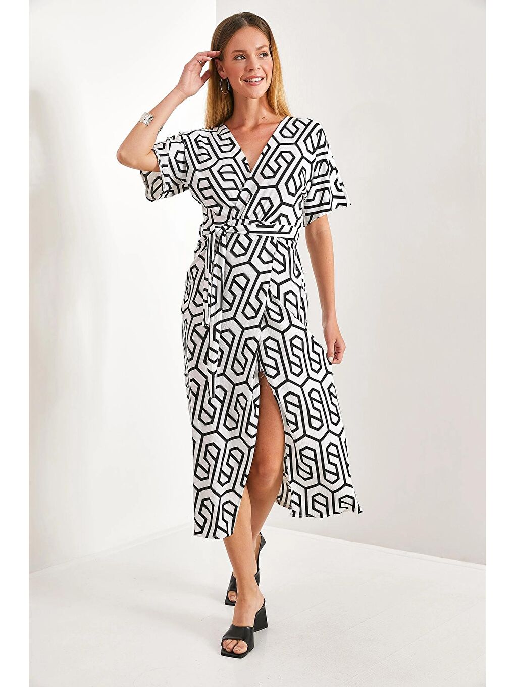 Siyah Kadın Kruvaze Yaka Kuşaklı Elbise