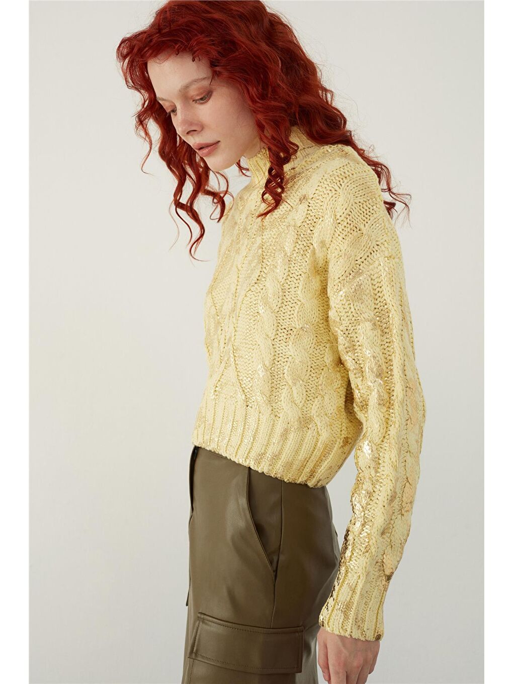 Sarı Dik Yaka Varak Baskılı Triko Kazak