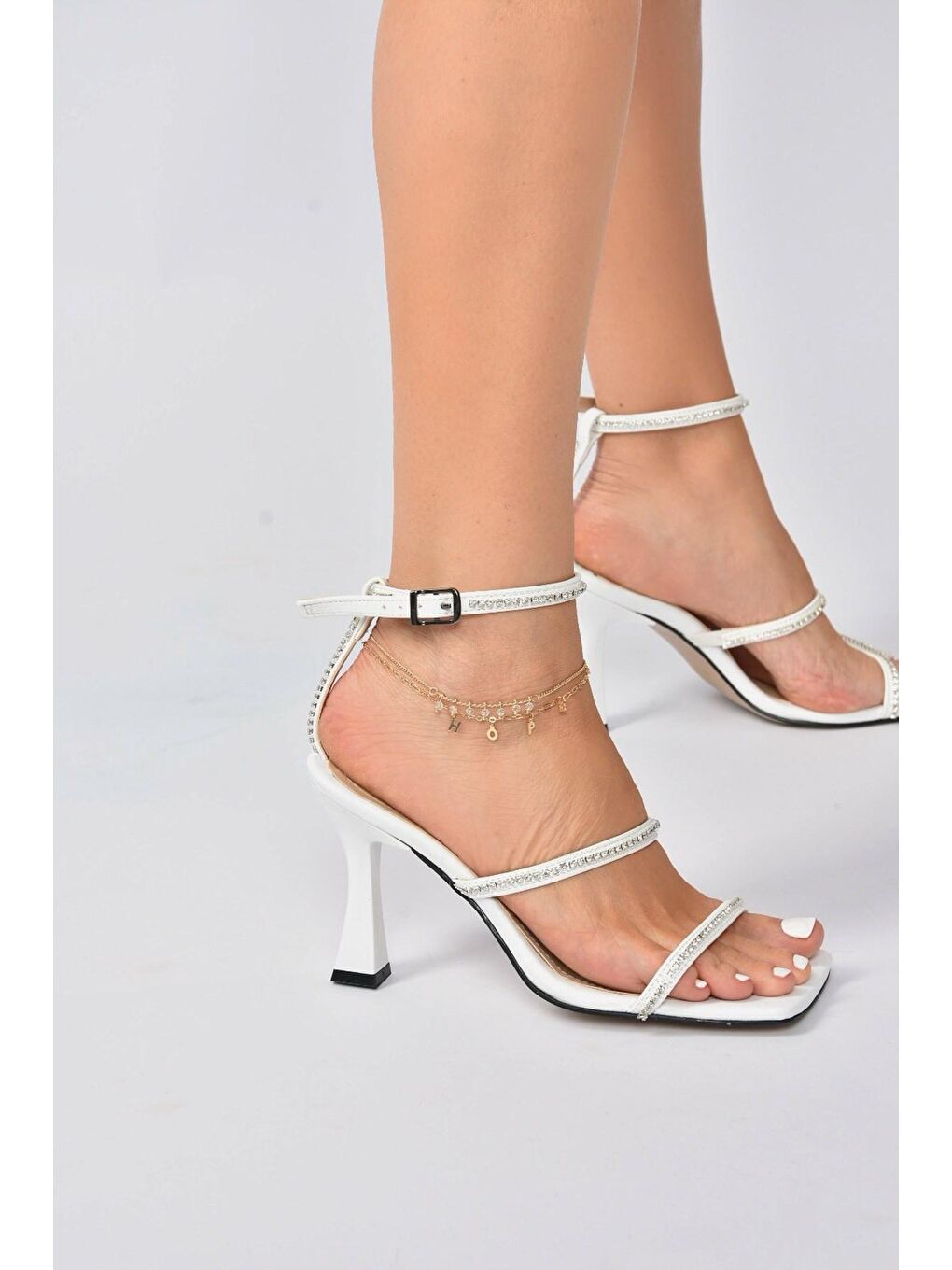 Beyaz İnce Bantlı Taşlı Kadın Topuklu Ayakkabı K404920109