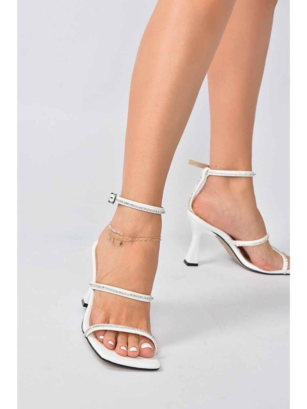 Beyaz İnce Bantlı Taşlı Kadın Topuklu Ayakkabı K404920109-1