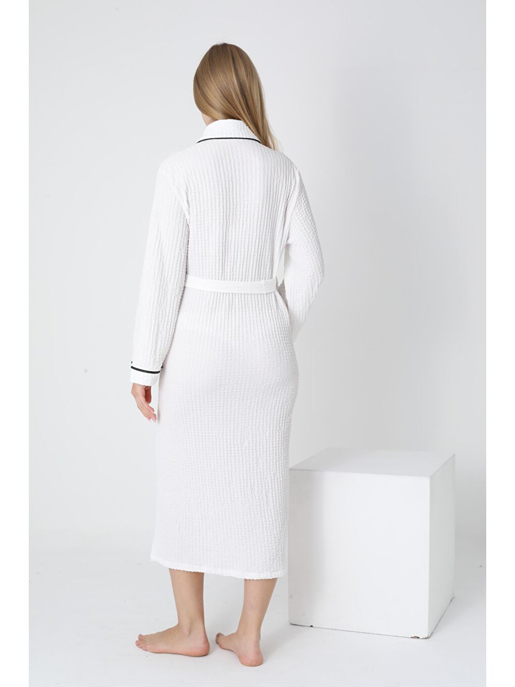 Beyaz Örgü Kumaş Gömlek Yaka Bel Kuşaklı Sabahlık-1