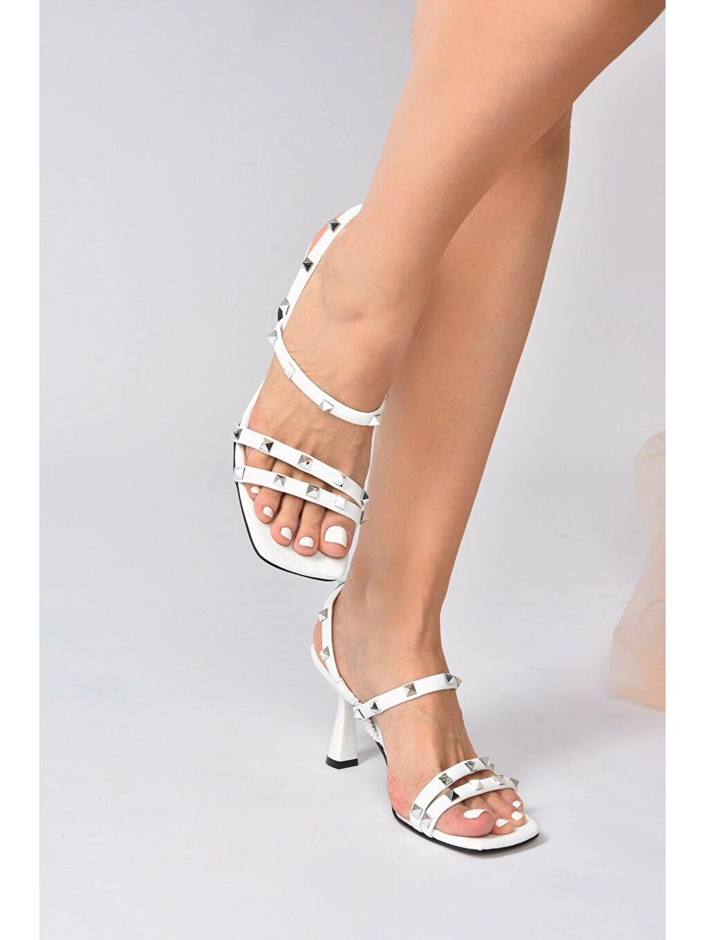 Beyaz Zımba Detaylı Üç Bant Kadın Topuklu Ayakkabı K404571109