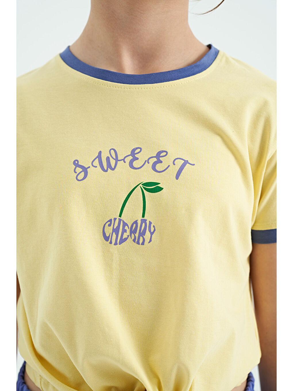 Ekru Sarı - Açık Eflatun O Yaka Baskılı Düğüm Detaylı Rahat Kalıp Kız Çocuk Şort Takım - 75132-1