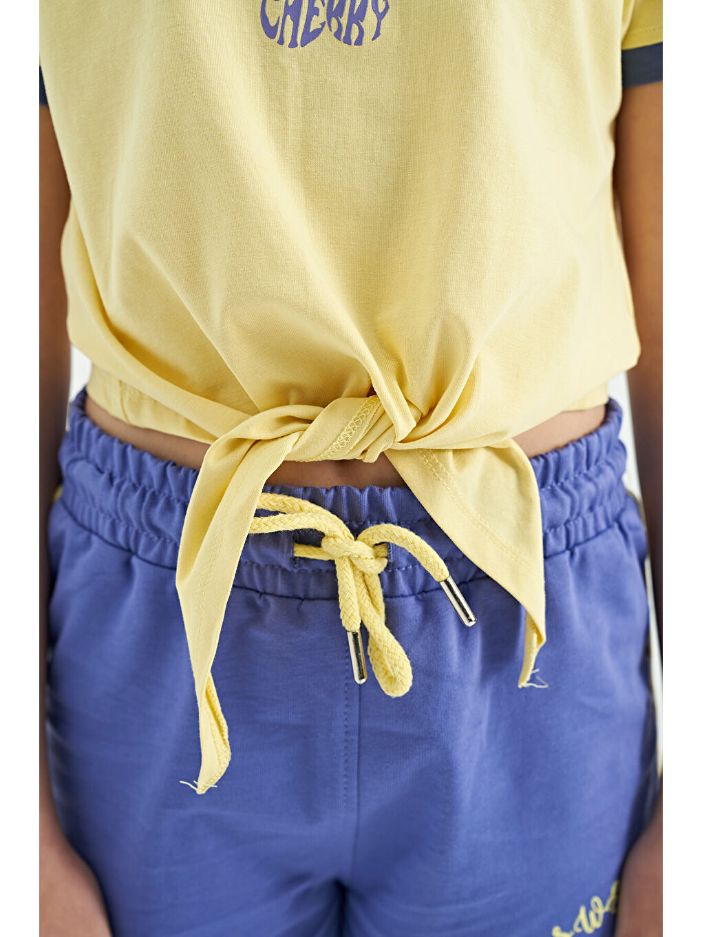 Ekru Sarı - Açık Eflatun O Yaka Baskılı Düğüm Detaylı Rahat Kalıp Kız Çocuk Şort Takım - 75132-3