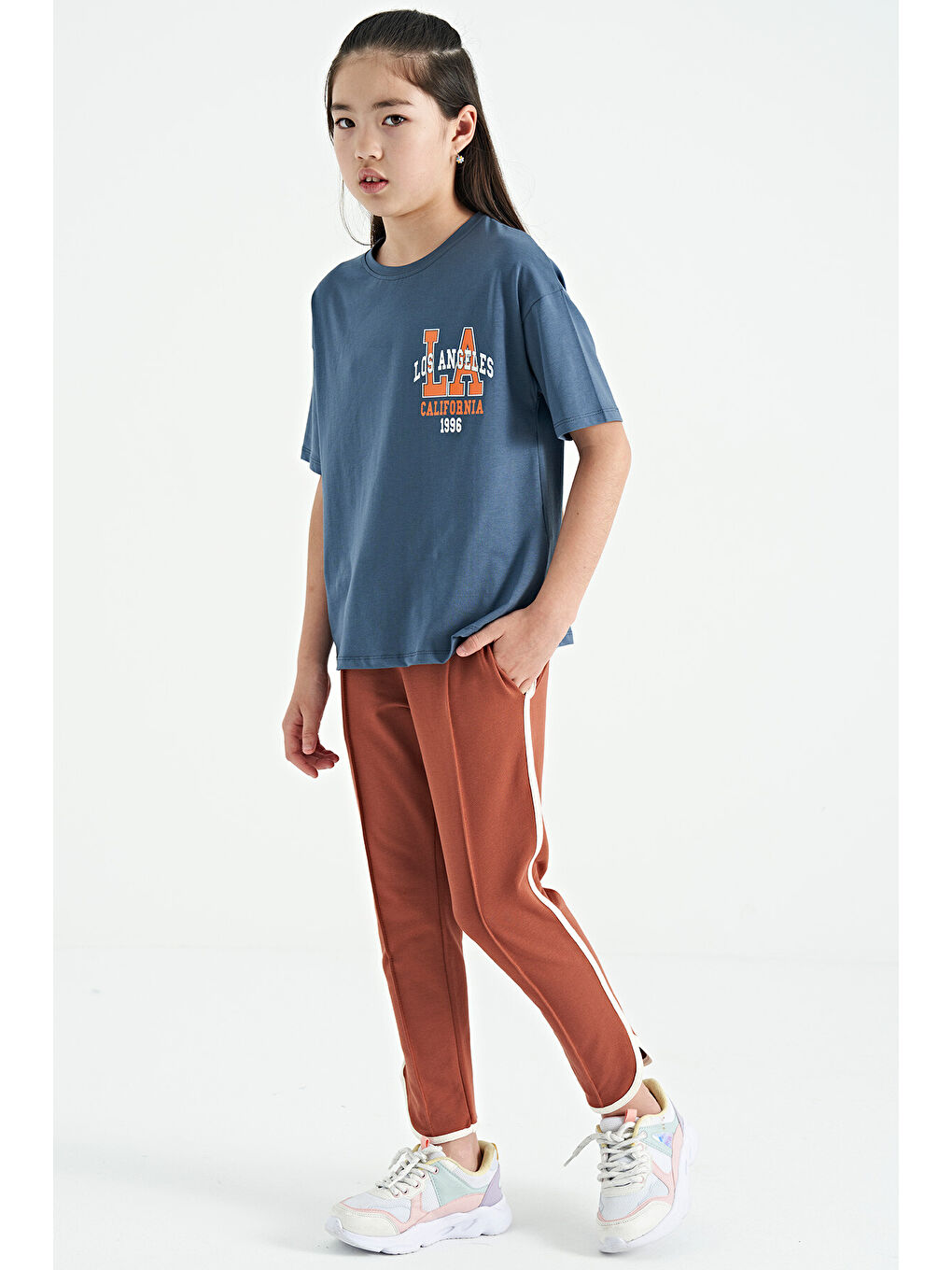 Kahverengi Tarçın Biye Detaylı Bağcıklı Ön Nevürlü Geniş Paçalı Kız Çocuk Eşofman Altı - 75124-3