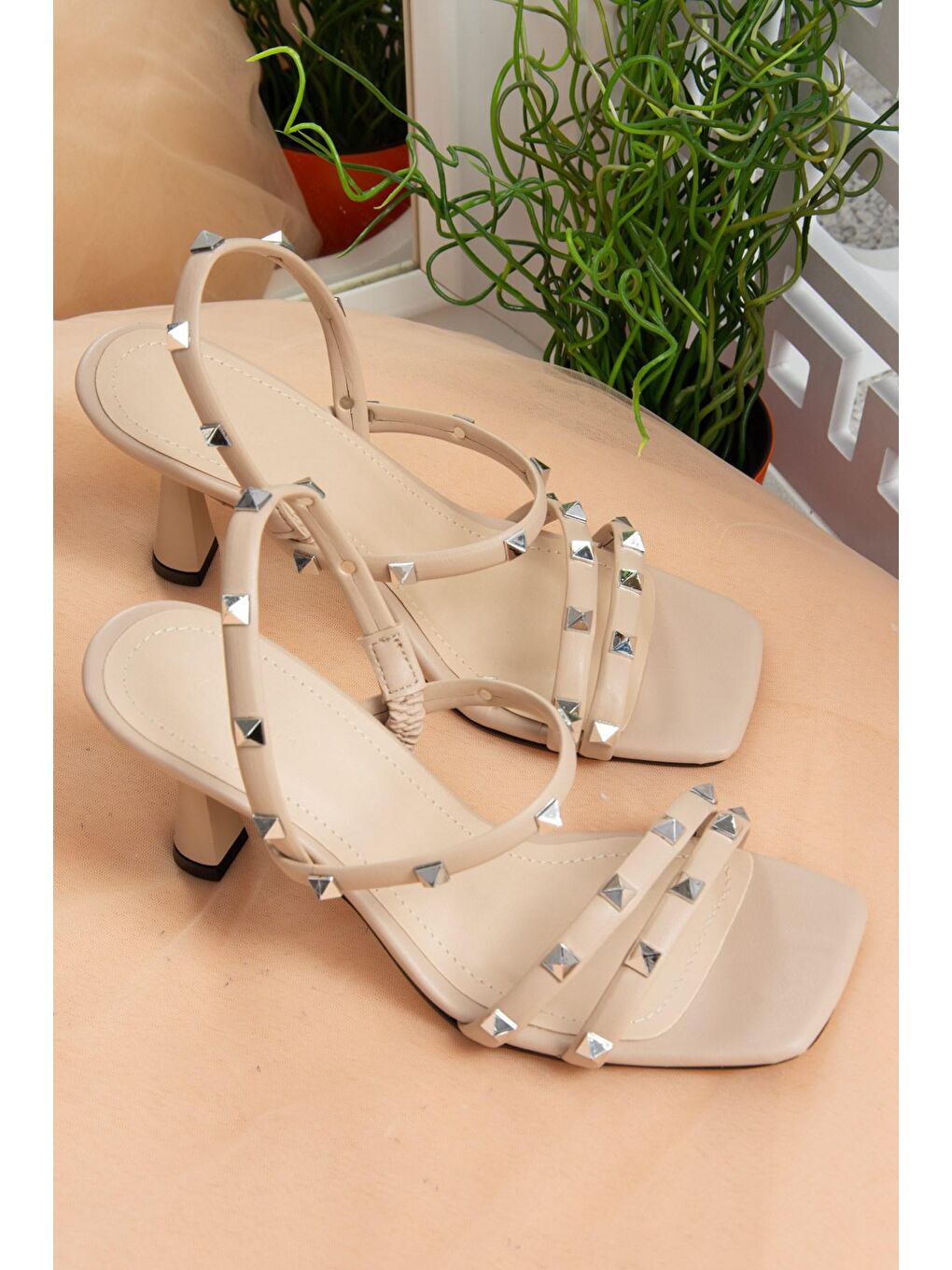 Bej Ten Zımba Detaylı Üç Bant Kadın Topuklu Ayakkabı K404571109-4