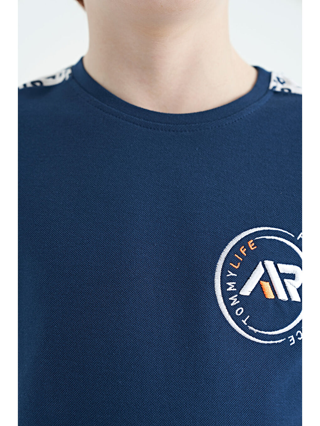 İndigo Omuz Baskı Detaylı Standart Kalıp O Yaka Erkek Çocuk Tişört - 11121-2