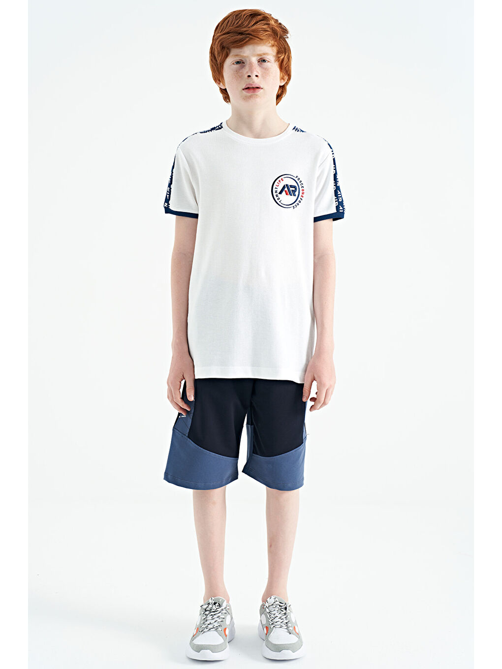 Beyaz Omuz Baskı Detaylı Standart Kalıp O Yaka Erkek Çocuk Tişört - 11121-1