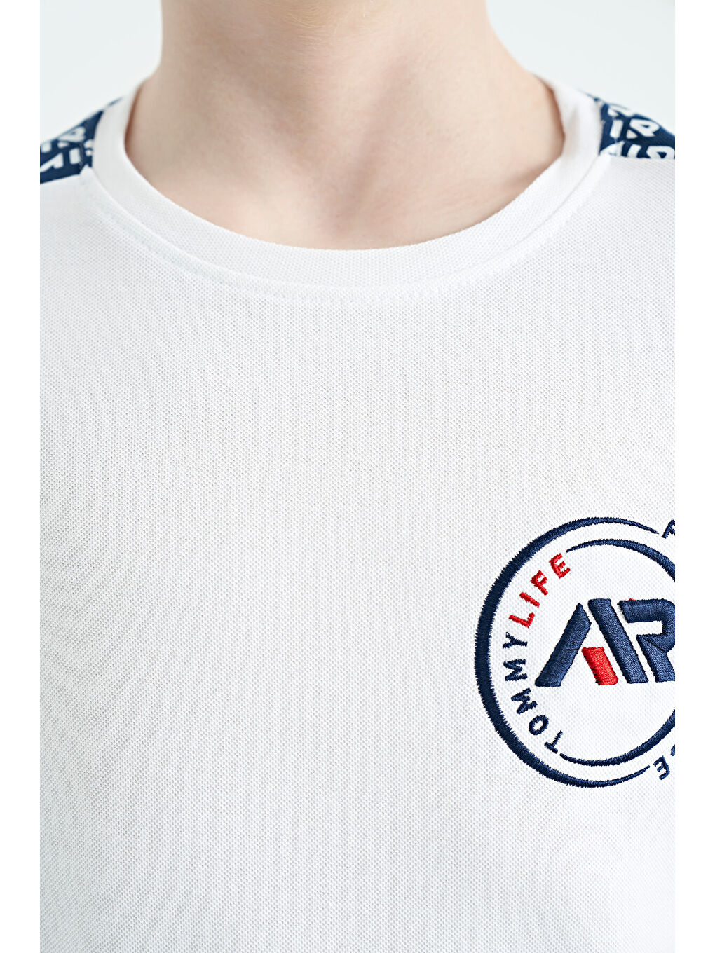 Beyaz Omuz Baskı Detaylı Standart Kalıp O Yaka Erkek Çocuk Tişört - 11121-2