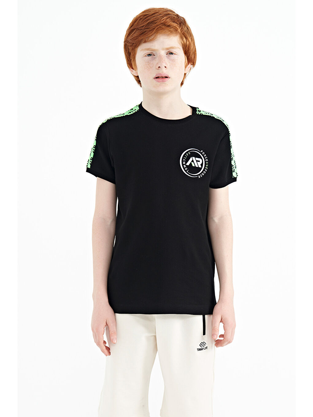 Siyah Omuz Baskı Detaylı Standart Kalıp O Yaka Erkek Çocuk Tişört - 11121-1