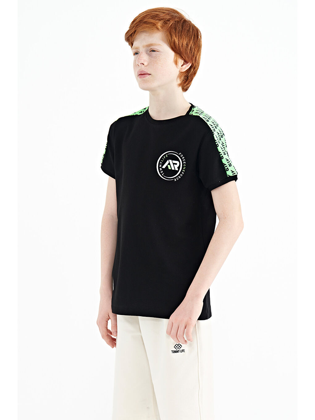 Siyah Omuz Baskı Detaylı Standart Kalıp O Yaka Erkek Çocuk Tişört - 11121-2