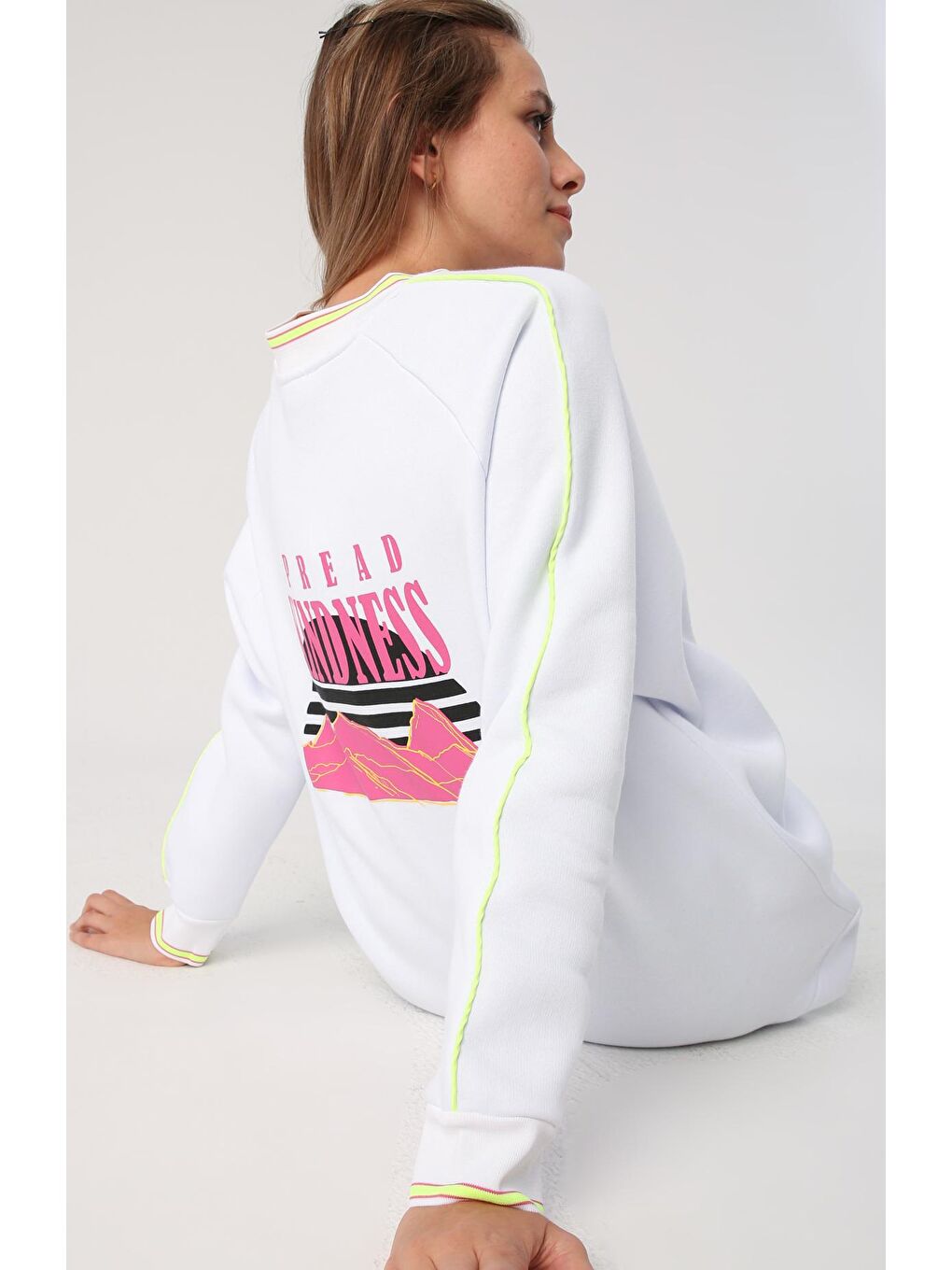 ALLDAY Beyaz Oversize Neon Detaylı Arkası Baskılı Şardonlu Sweatshirt