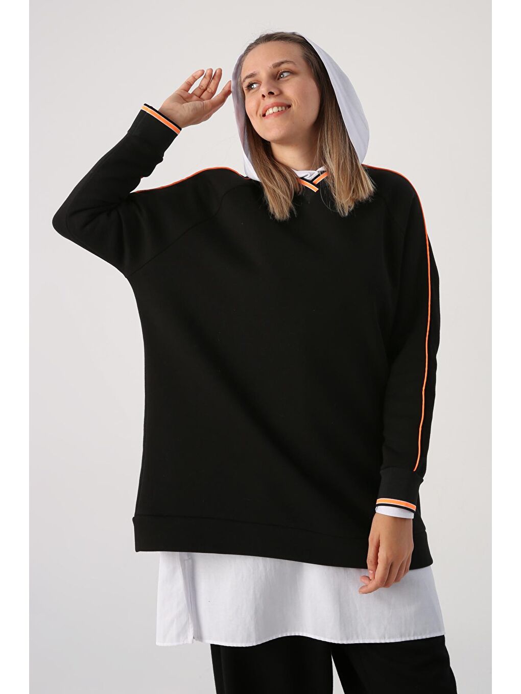 Siyah Oversize Neon Detaylı Arkası Baskılı Şardonlu Sweatshirt-4