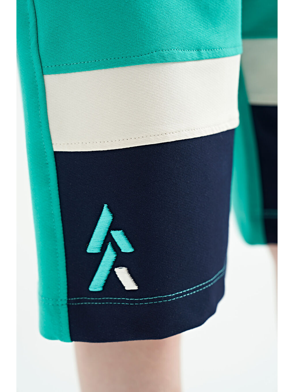 Deniz Yeşili Renkli Baskılı Bağcıklı Nakış Detaylı Standart Kalıp Erkek Çocuk Şort - 11129-3