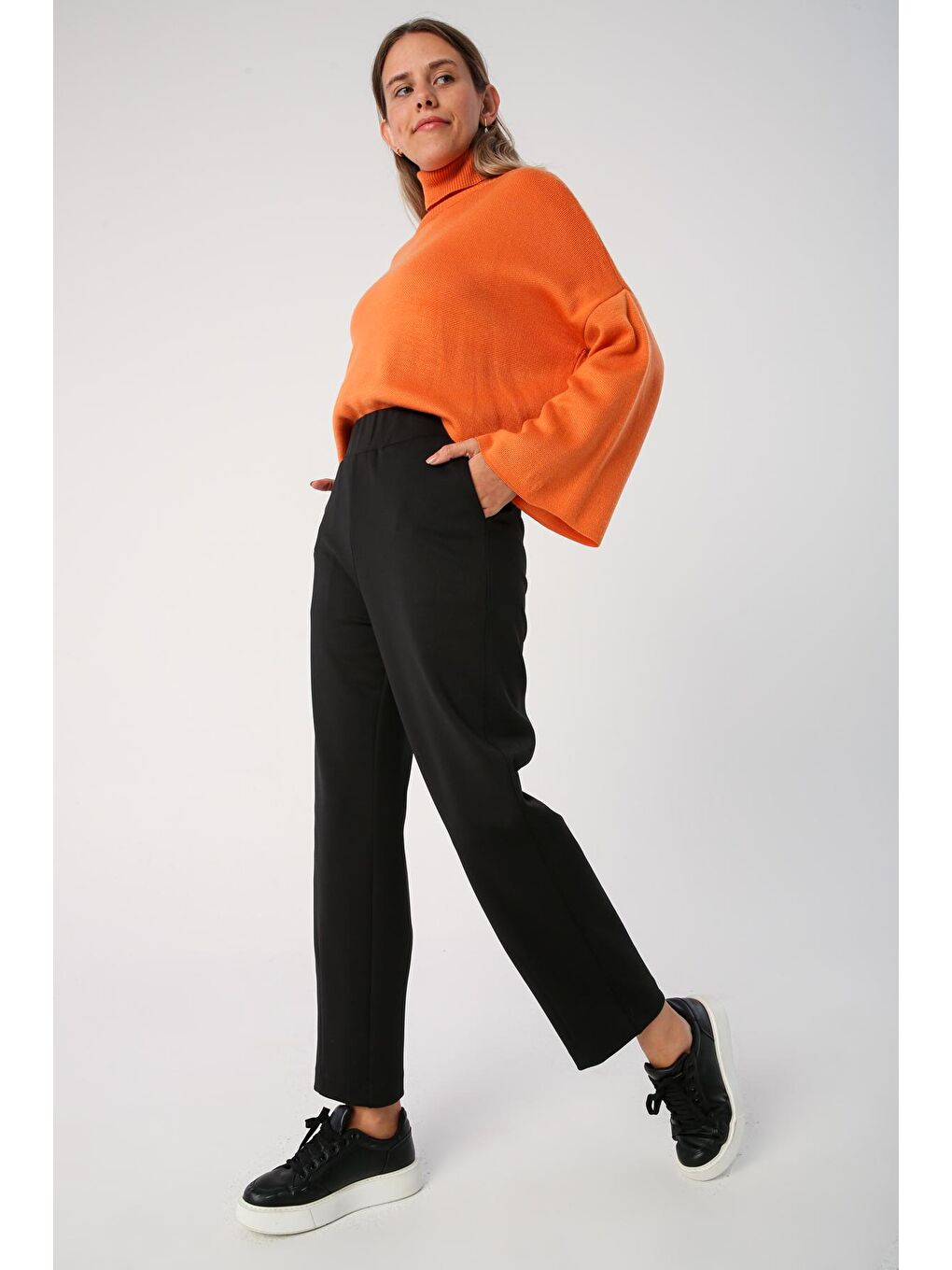 Siyah Paçası Pensli Rahat Kalıp Pantolon