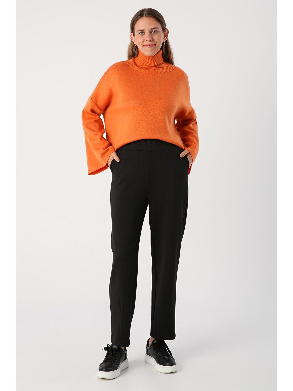 Siyah Paçası Pensli Rahat Kalıp Pantolon-1