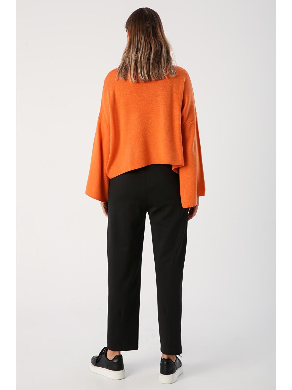 Siyah Paçası Pensli Rahat Kalıp Pantolon-3