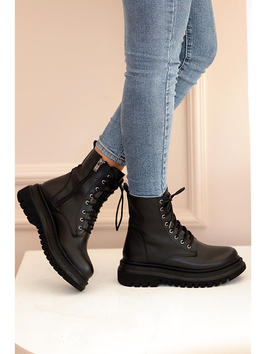 Siyah Kalın Termo Taban Sıcak Astar Bağcık & Fermuar Kadın Bot 031-7757-22Cilt