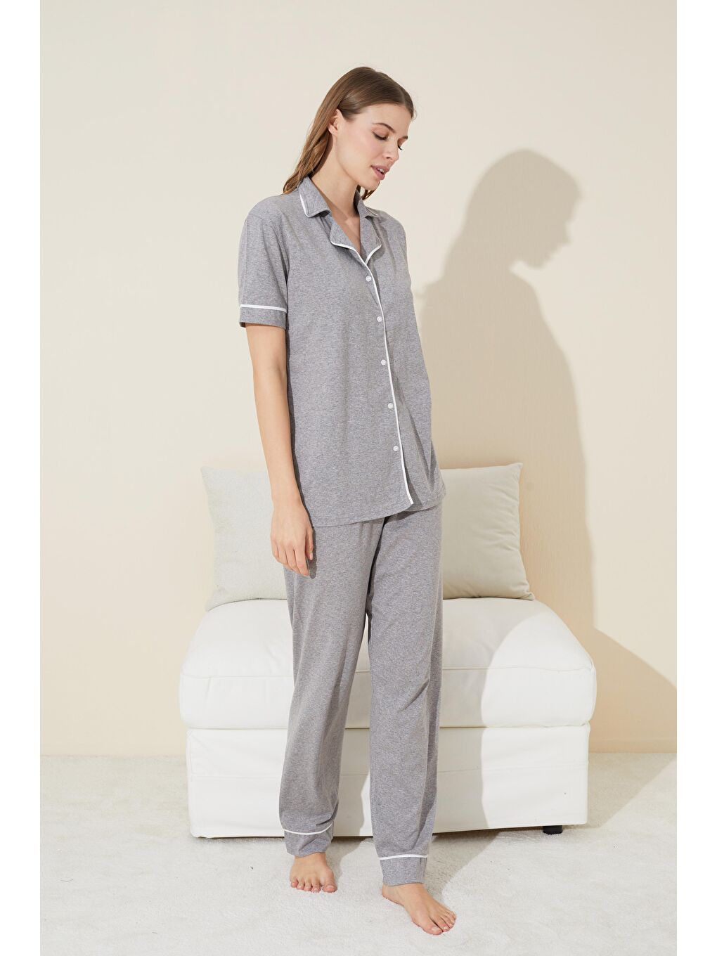 Gri Beyaz Kısa Kollu Pamuklu Düğmeli Biyeli Pijama Takım-1