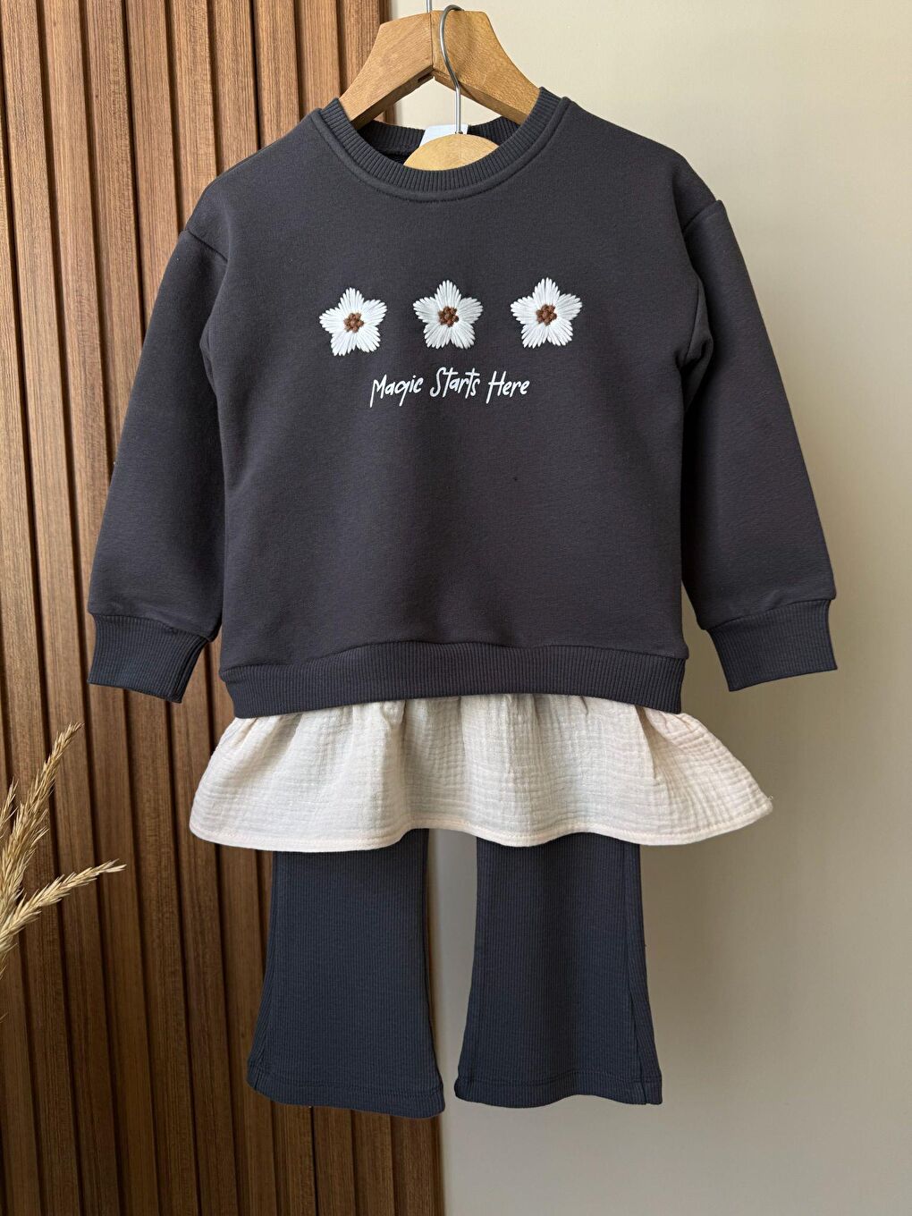 Kız Çocuk Pamuklu Antrasit Çiçek Nakışlı Sweatshirt Ve Flare Tayt Takım - Katmanlı Fırfır Detaylı-2