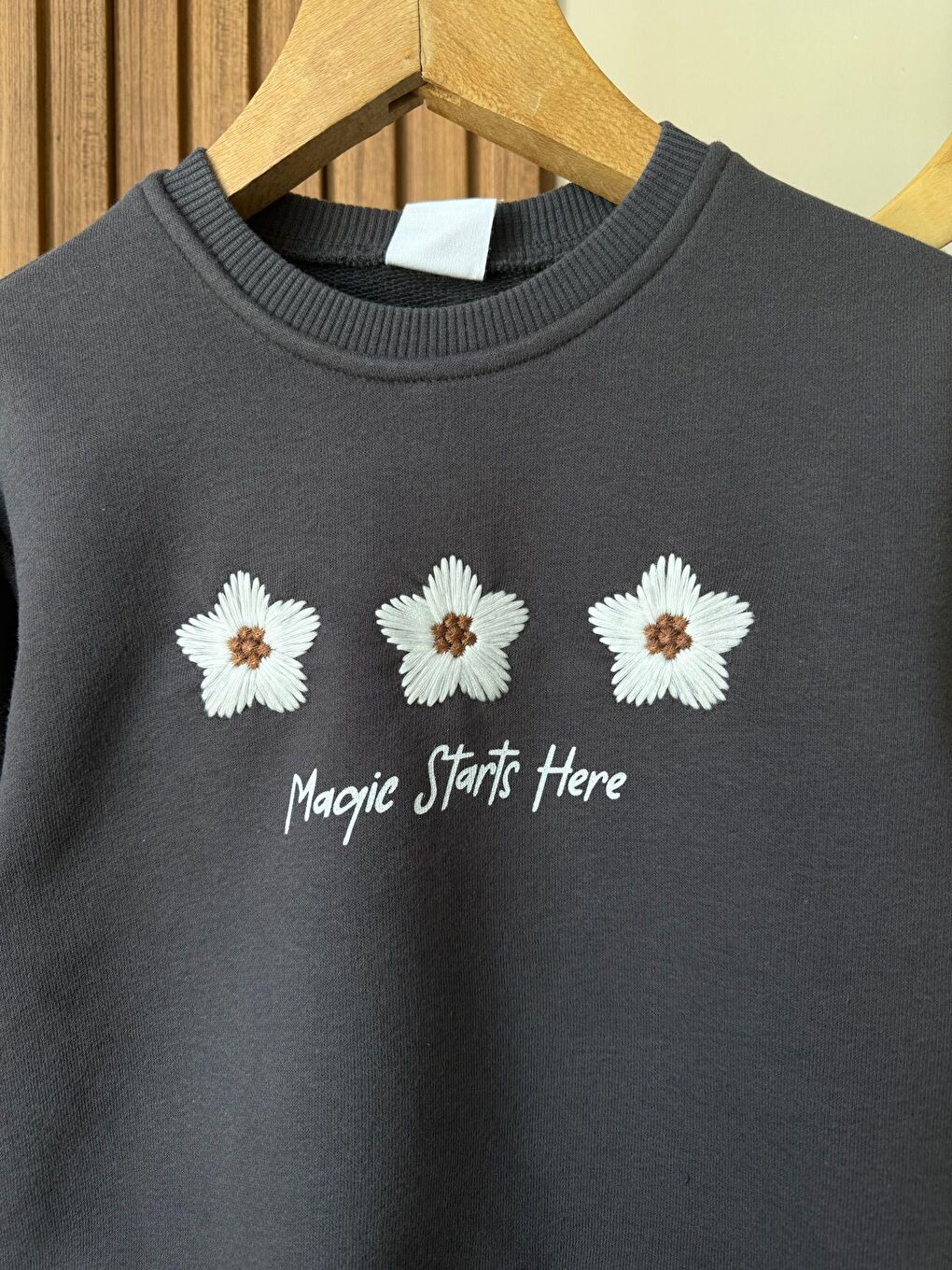 Kız Çocuk Pamuklu Antrasit Çiçek Nakışlı Sweatshirt Ve Flare Tayt Takım - Katmanlı Fırfır Detaylı-3