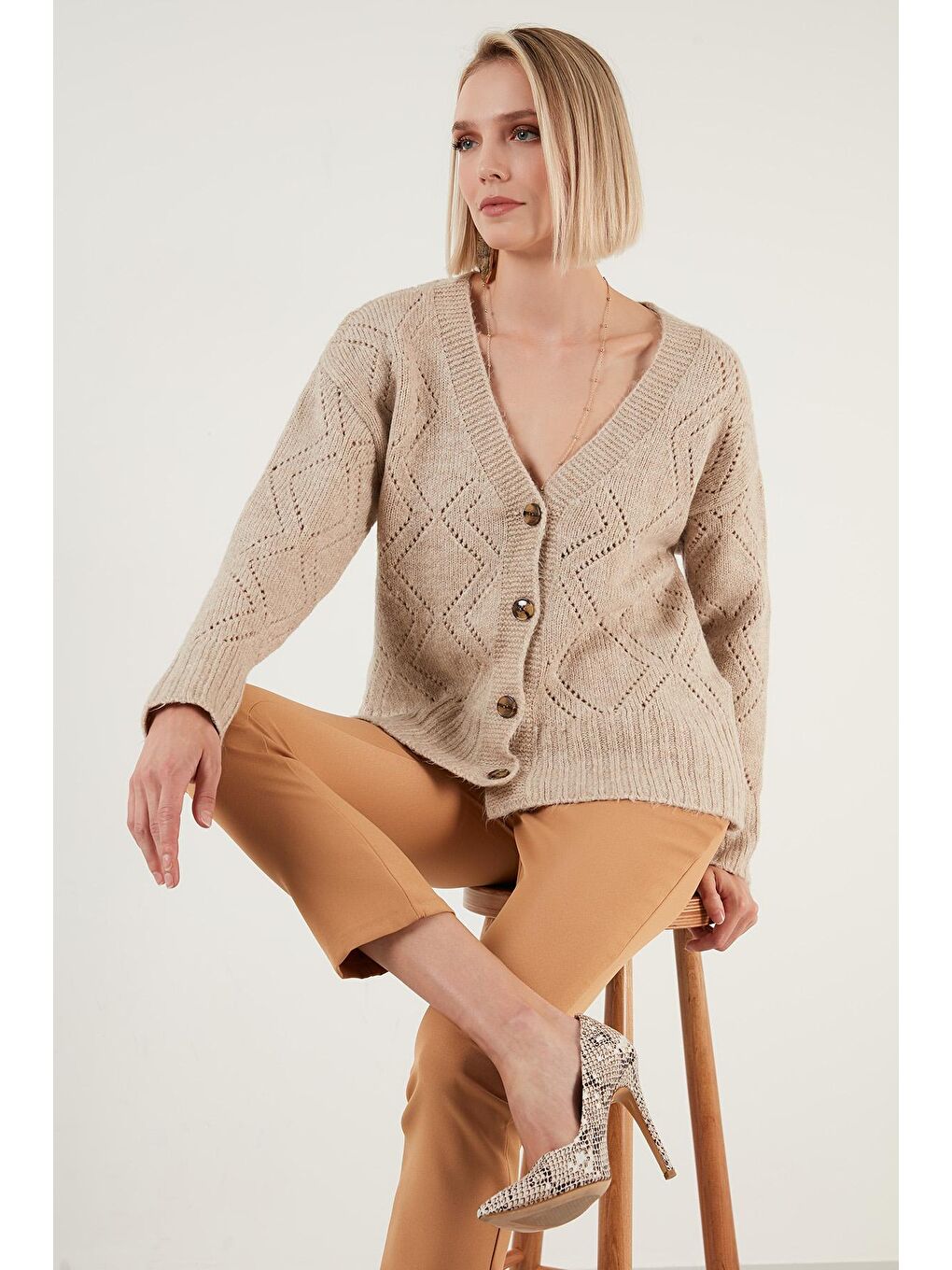 Bej Pamuklu Düğmeli V Yaka Örme Hırka 6321010