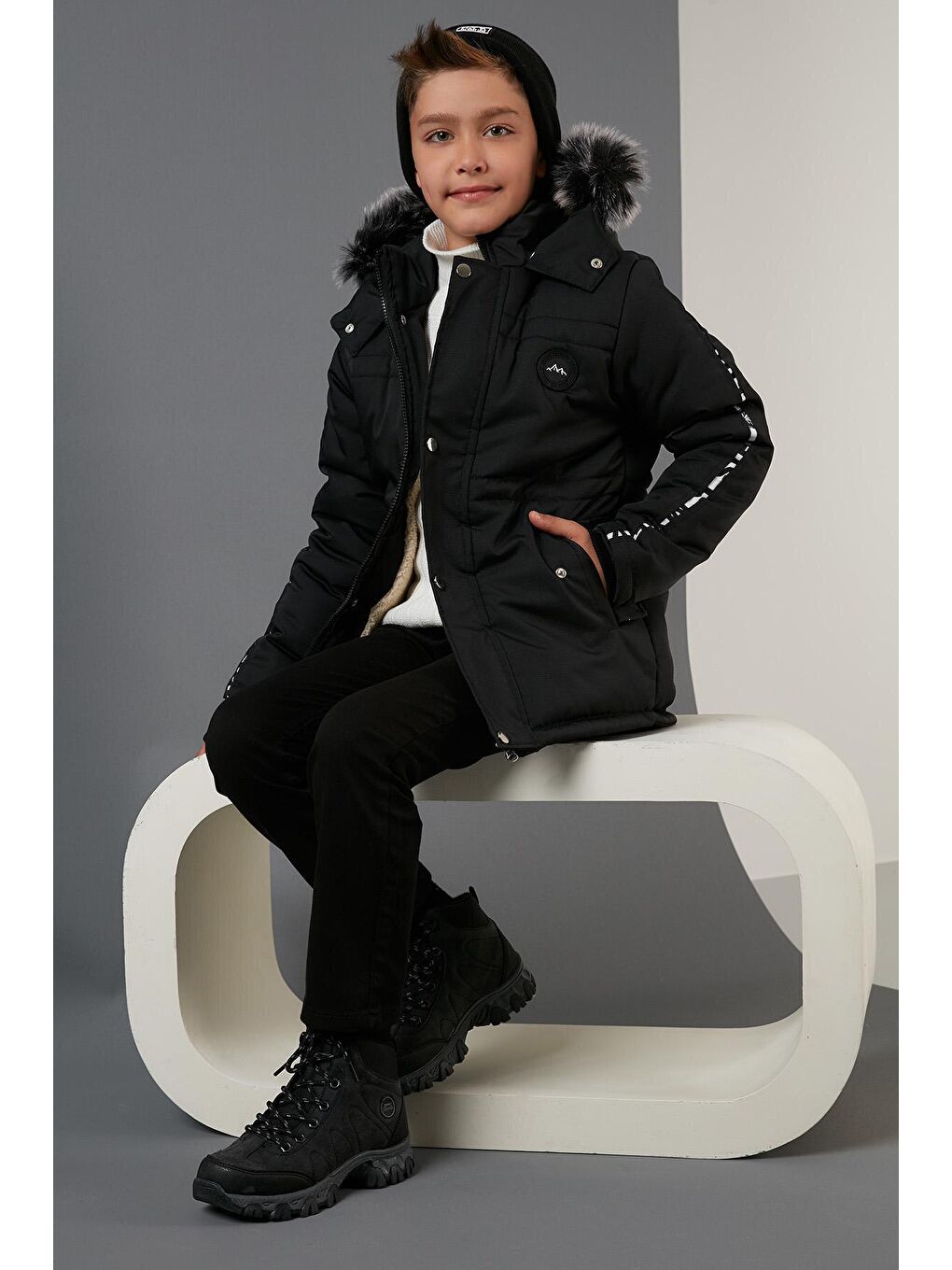 Siyah Yakası Suni Kürklü Pelüş Astarlı Kapüşonlu Kışlık Erkek Çocuk Mont 6036056
