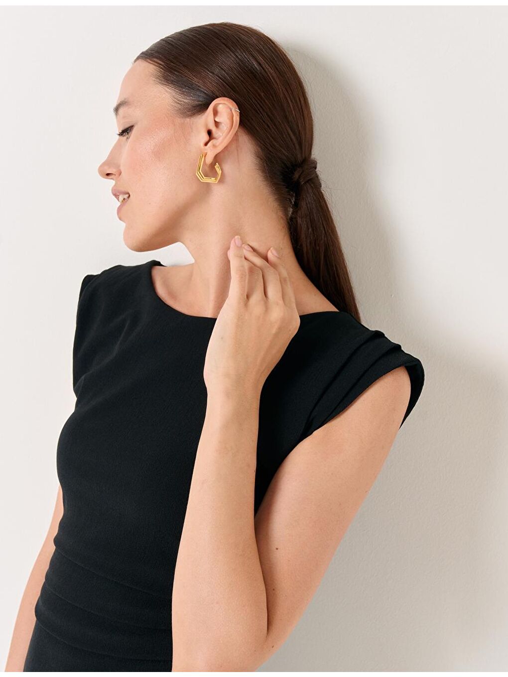 Siyah Kayık Yaka Kolsuz Midi Elbise-3