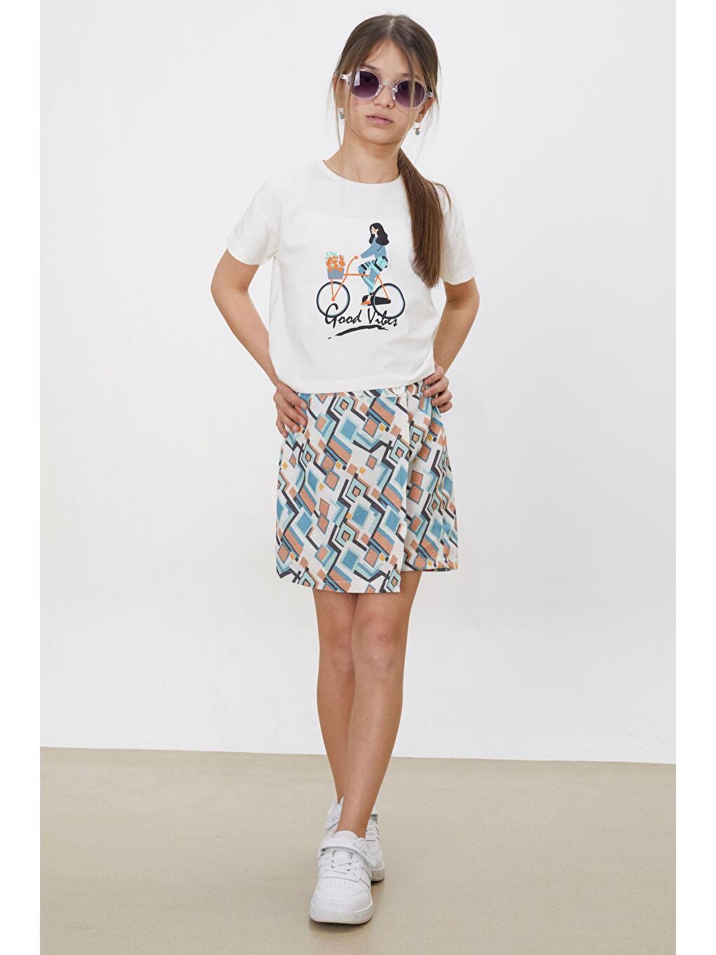 Turkuaz Desenli Şort Etekli Tişörtlü Kız Çocuk Takım 18475