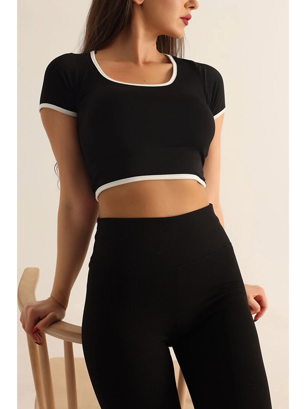 Kadın Siyah Beyaz Biyeli Kısa Kol Elastanlı SendyCrop Bluz HZL24S-SND190901