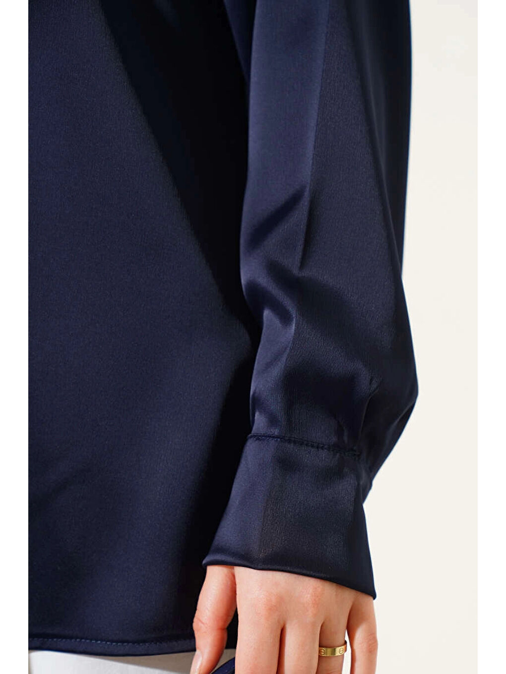 Kadın Lacivert Saten Yüzeyli Tesettür Gömlek HZL25W-BD139641-2