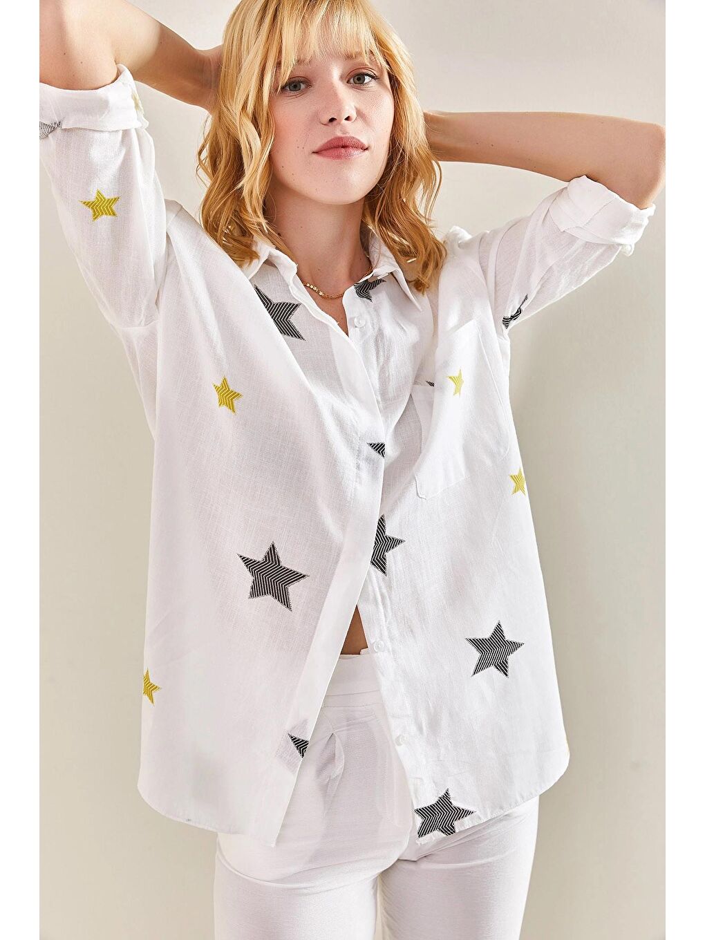 Siyah Kadın Yıldız Baskılı Kol Katlamalı Gömlek