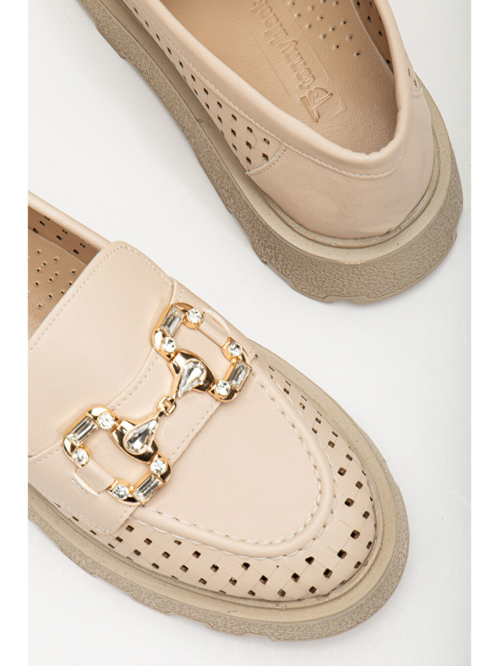 Bej Kadın Ten Yanı Şerit Detaylı Önü Taşlı Tokalı Kalın Poli Taban Loafer-2