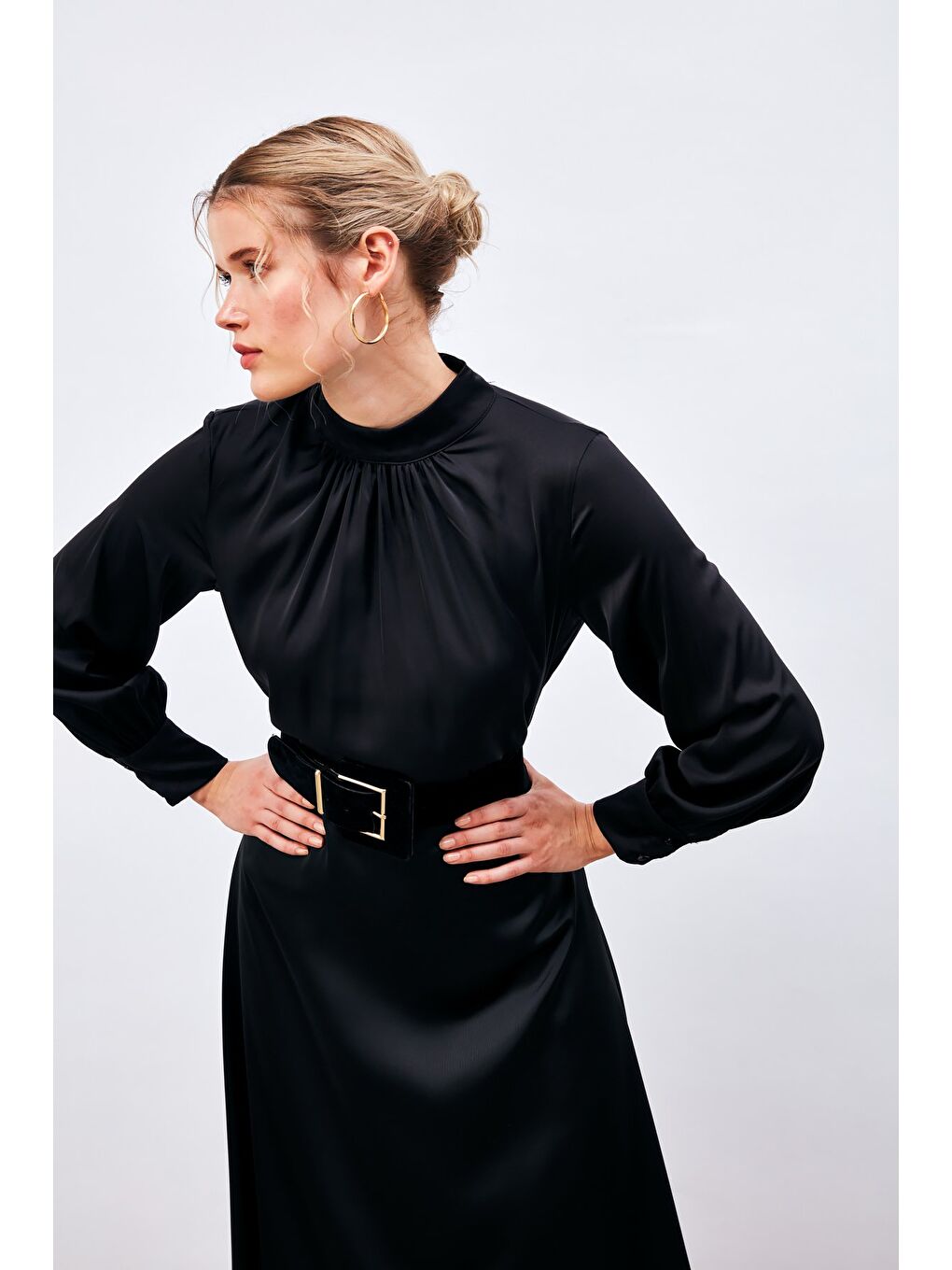 Yaka Detaylı Saten Bluz - Siyah-1