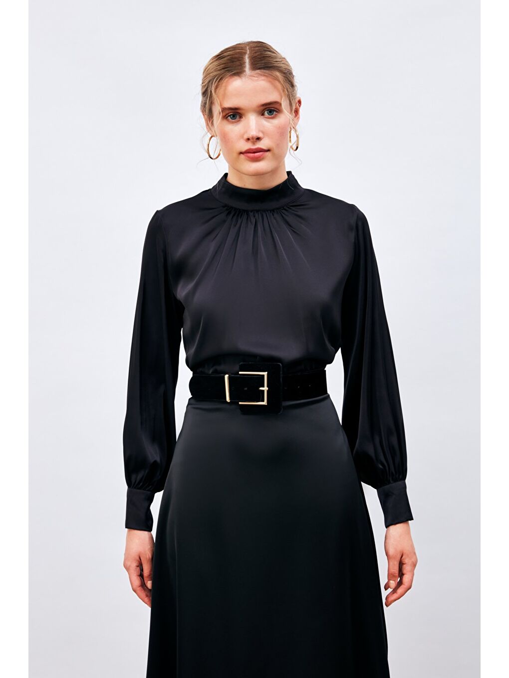 Yaka Detaylı Saten Bluz - Siyah-2