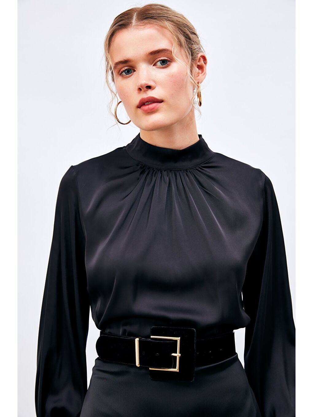 Yaka Detaylı Saten Bluz - Siyah-3