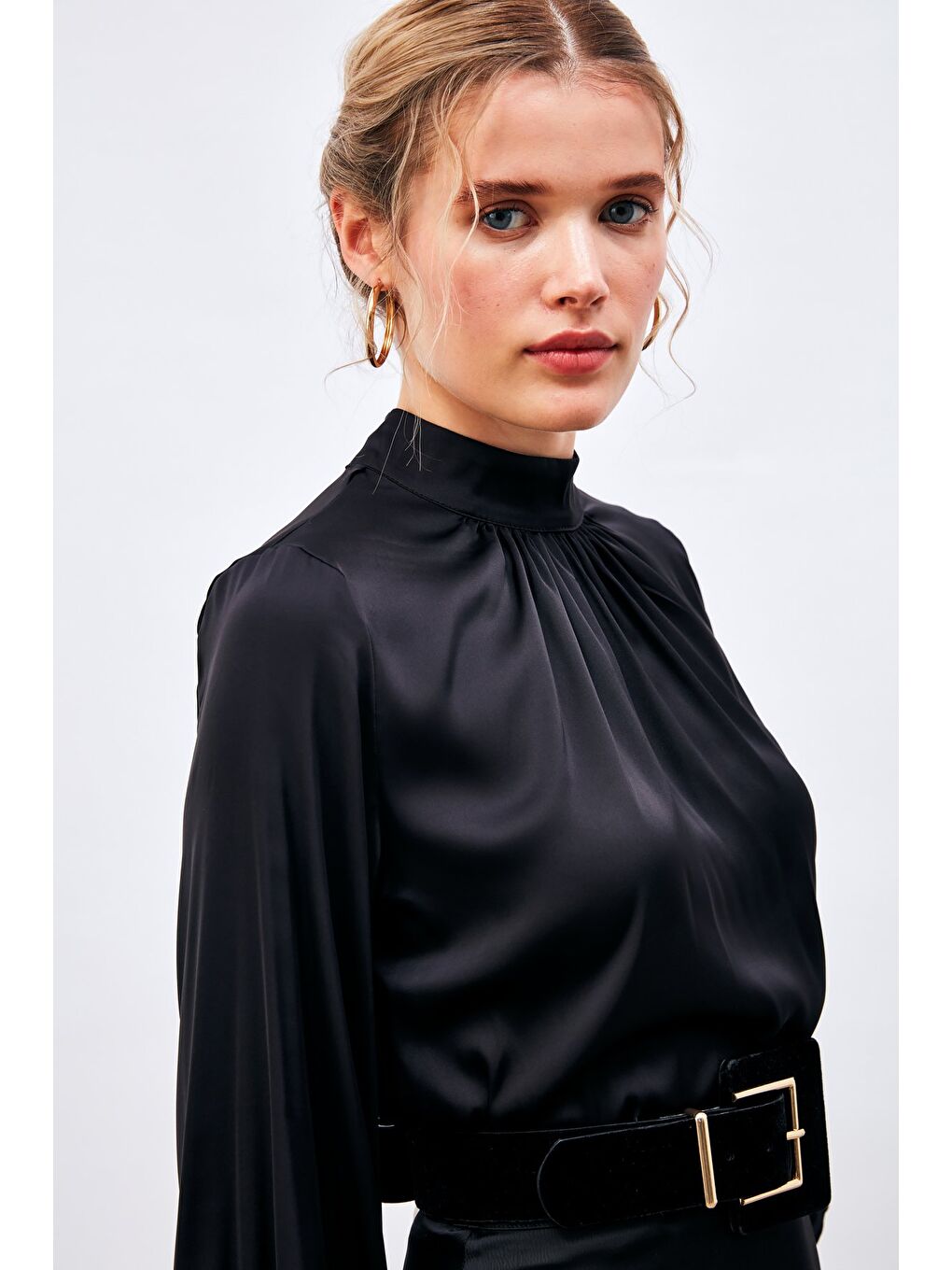 Yaka Detaylı Saten Bluz - Siyah-4